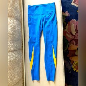 Never worn. Brooks women’s leggings size small.